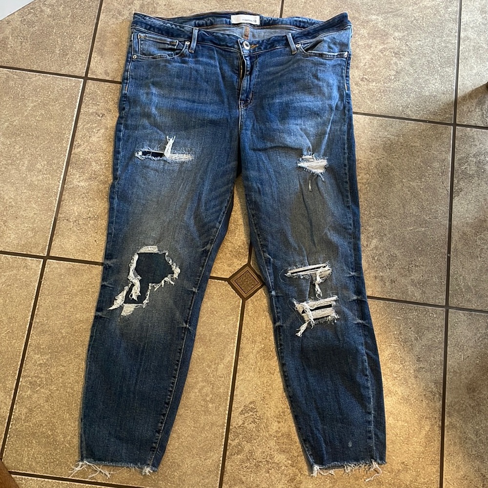 Maurice’s 18 reg distressed jeans like new